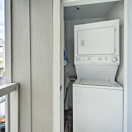 Bright Carolina Beach Condo - Walk To Shore! 외부 사진