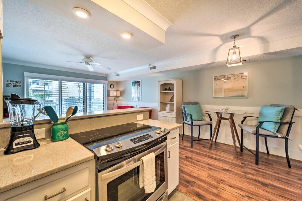 Bright Carolina Beach Condo - Walk To Shore! 외부 사진